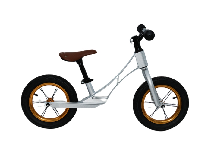 Børns cykelproducent introducerer, hvordan man installerer cykelbremsekabler